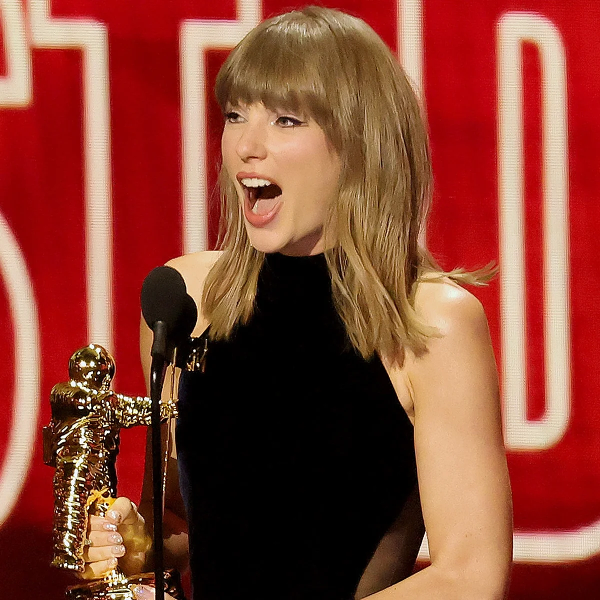 Taylor Swift Breaks Records at the 2026 MTV VMAs